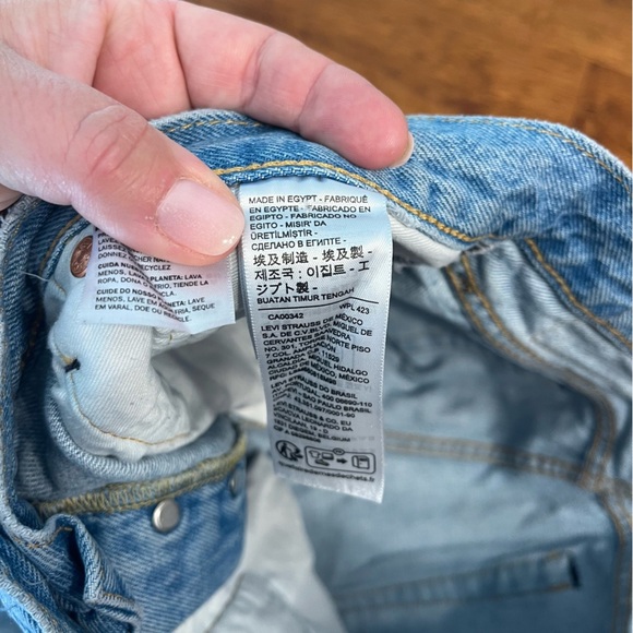 Vintage Levi’s cutoff Light Blue Distressed Denim Shorts 501 ‘93 size 34 7” - Picture 8 of 12